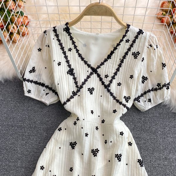 Lightly Mature Floral Dress Women’s Summer French First Love Tea Break Skirt Gentle Temperament White V-Collar Dress - Image 3